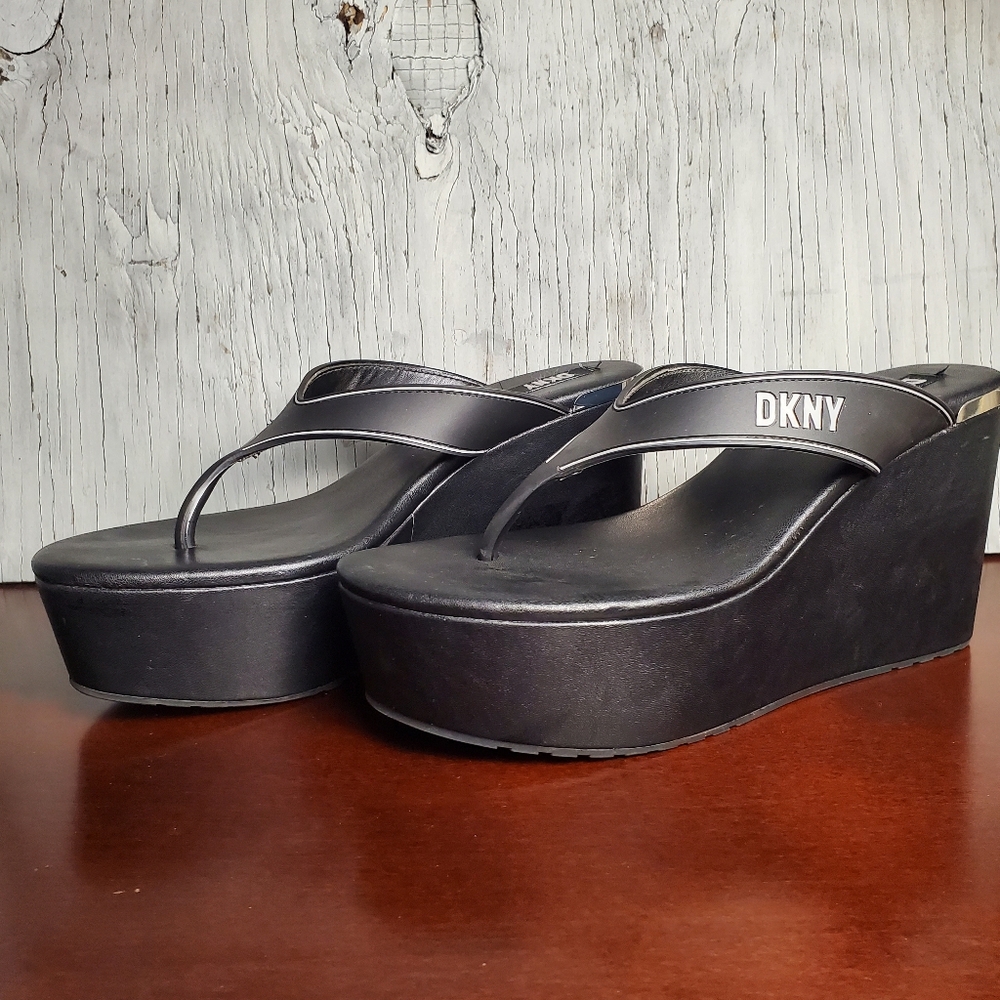 DKNY Trina Platform Wedge Heel Thong Toe Sandal, 10, Black/Gray